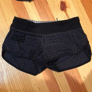 Lululemon speed short sz 6 manifesto print